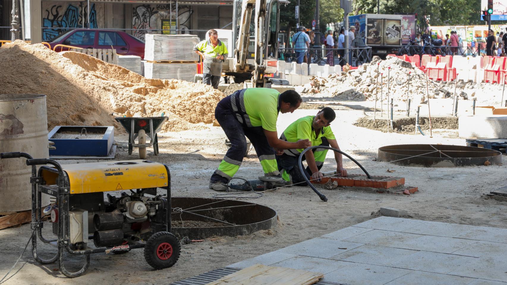 Dos obreros trabajan en una obra en el centro de Madrid