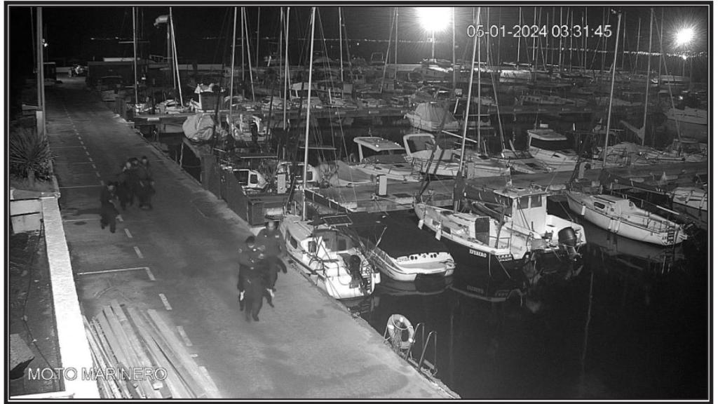 Los dos supervivientes del naufragio iban sobre la espalda de un policía local y de un guardia civil, tras llegar al Club Náutico de Los Alcázares, la madrugada del Día de Reyes.