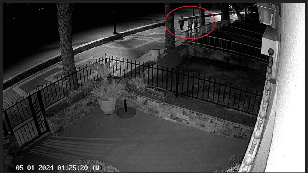 Los tres adolescentes, captados por la cámara de seguridad de una vivienda, caminando por el  paseo marítimo de Los Alcázares antes del naufragio.