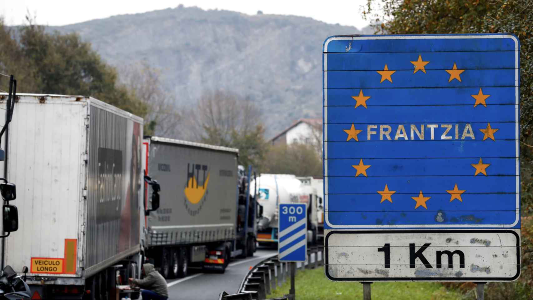 Imagen de archivo de camiones retenidos a un kilómetro de la frontera con Francia.