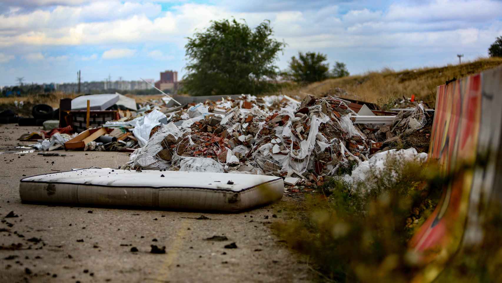 Escombros amontonados en el vertedero ilegal de Leganés junto a la M-40, en Leganés, en 2020.