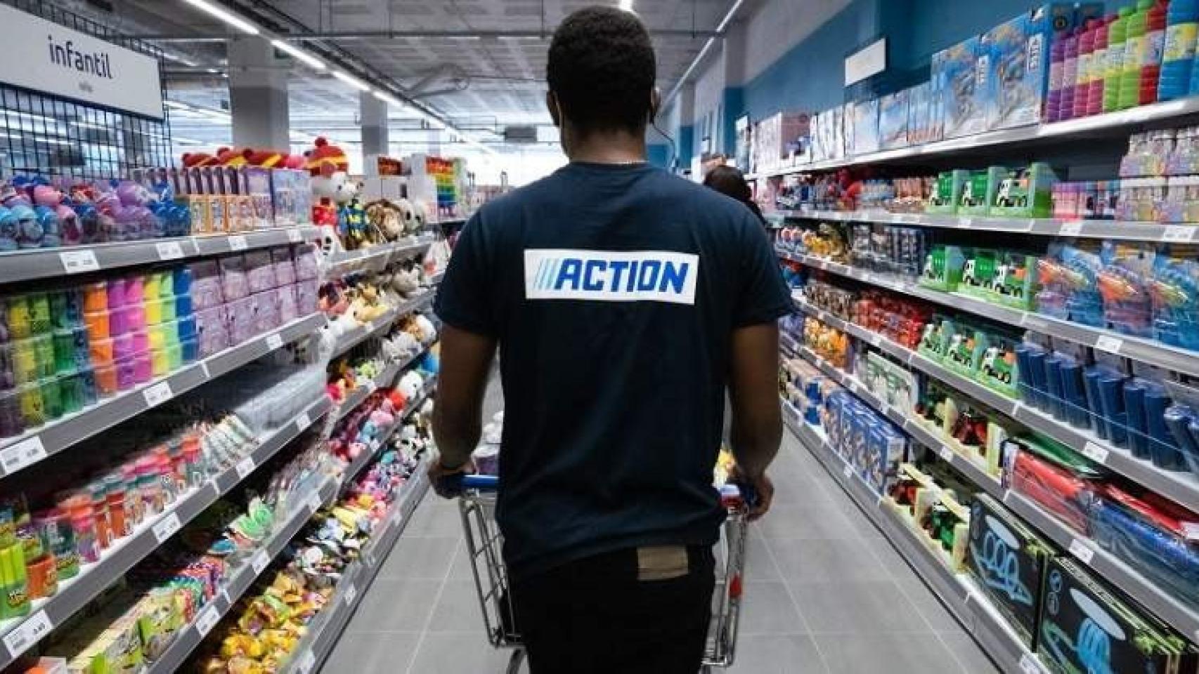 Imagen de archivo de un trabajador de una tienda Action.