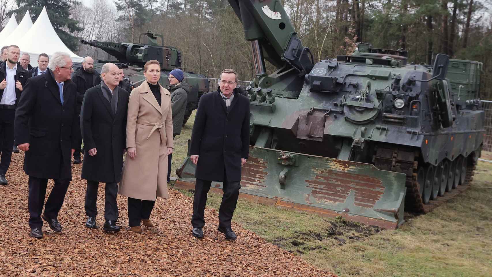 El CEO de Rheinmetall AG, Armin Papperger, el canciller Olaf Scholz, la primera ministra danesa, Mette Frederiksen y el ministro de Defensa alemán, Boris Pistorius, durante la visita a la fábrica.