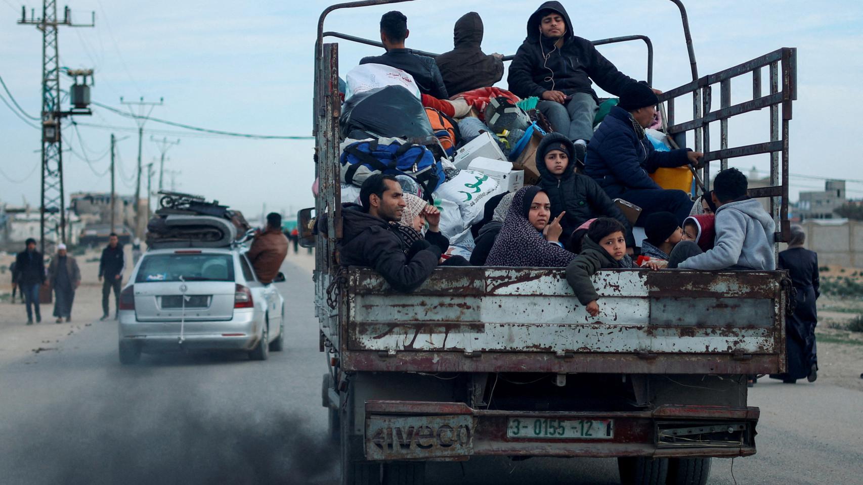 Un grupo de palestinos abandona Rafah ante el temor de un ataque israelí