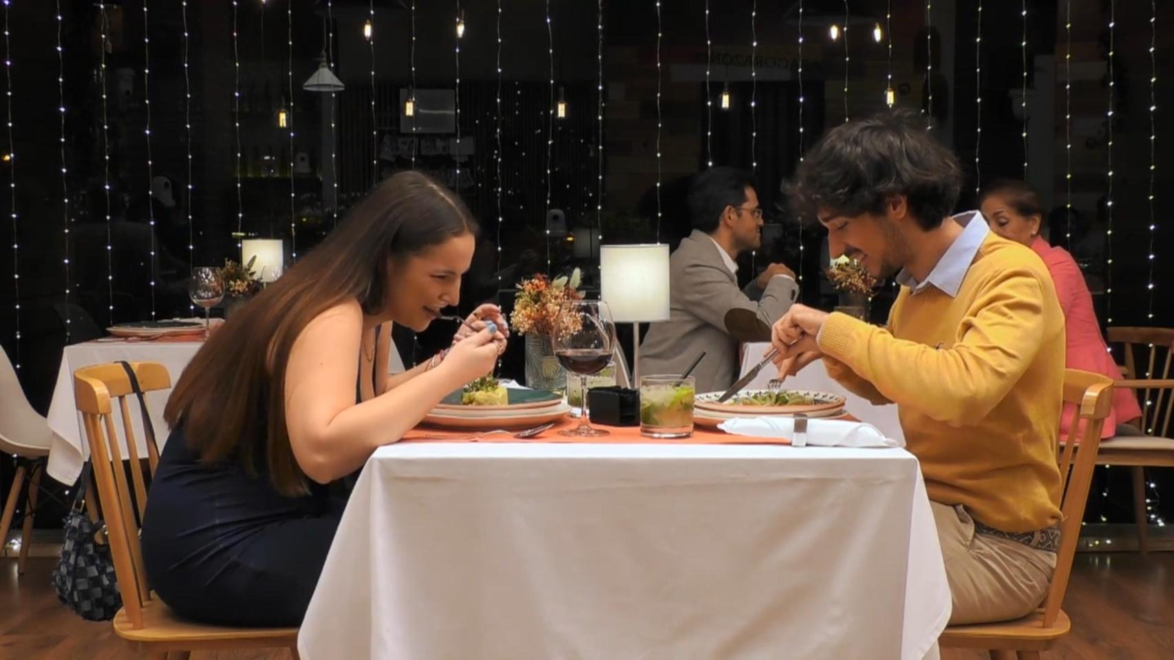 Paola y Enrique en 'First Dates'.