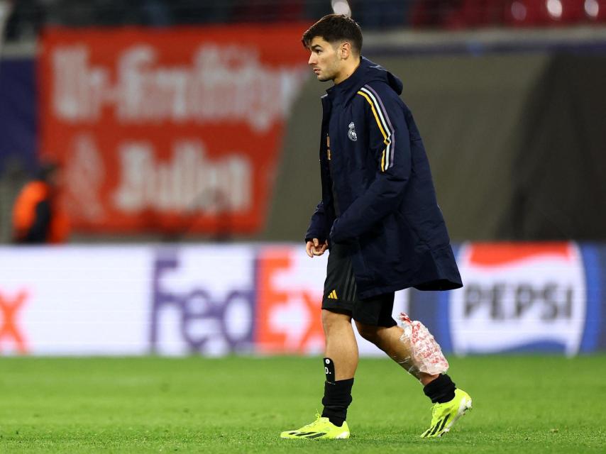Brahim, tras terminar el partido con hielo en su pierna.