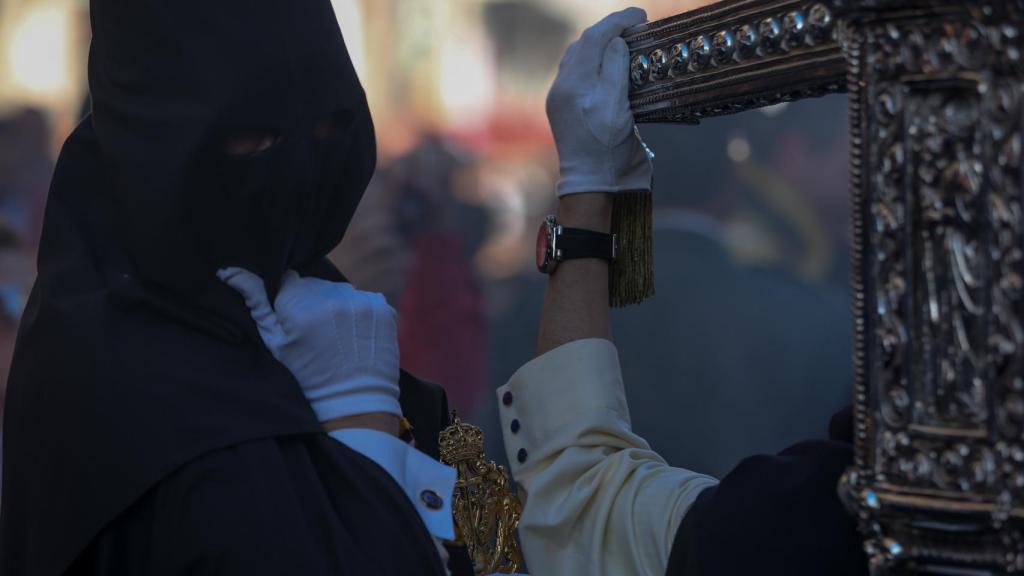 Nazarenos en la Semana Santa de Sevilla.