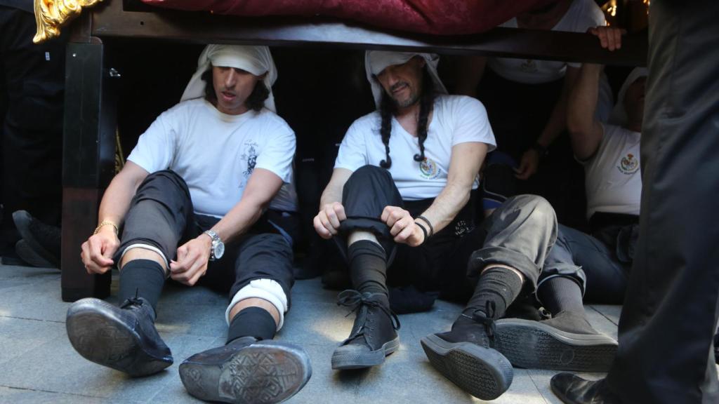 Costaleros en la Semana Santa de Sevilla.