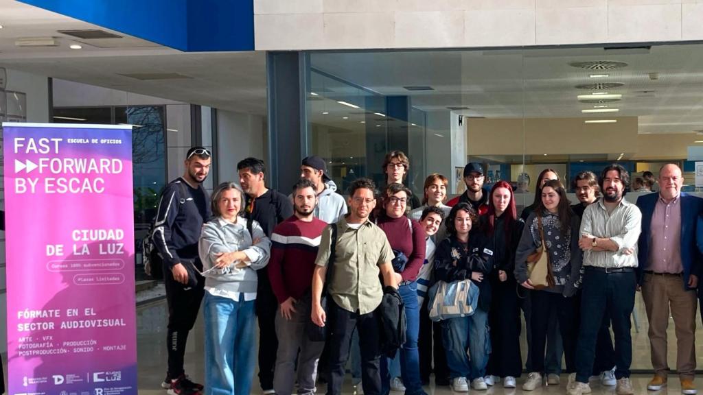 Fermín Crespo, a la derecha, con parte del alumnado del nuevo curso gratuito de la Escac en Alicante.