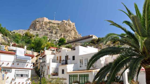 Casas blancas del barrio de Santa Cruz con vistas al castillo de Santa Bárbara en Alicante.