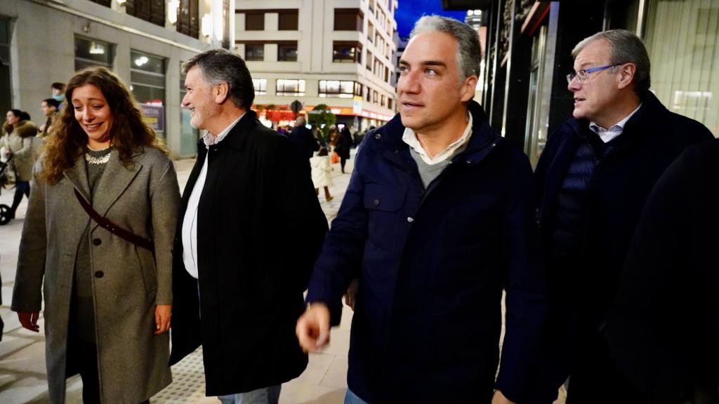 El vicesecretario de Política Autonómica y Municipal del Partido Popular, Elías Bendodo, mantiene un encuentro con la Junta Directiva provincial del partido, acompañado del secretario general del PPCyL, Francisco Vázquez, y la presidenta del PP de León, Ester Muñoz