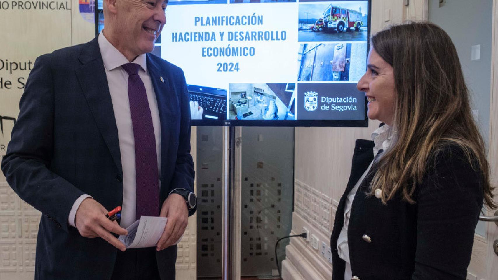 El diputado del Área de Desarrollo Económico, Óscar Moral, con la diputada del Área de Hacienda y Desarrollo Económico, Elísabet Lázaro