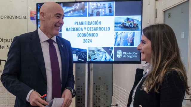 El diputado del Área de Desarrollo Económico, Óscar Moral, con la diputada del Área de Hacienda y Desarrollo Económico, Elísabet Lázaro