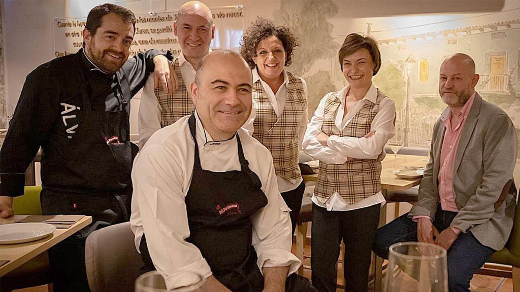 José Ignacio en primer plano con el equipo de Villa Paramesa