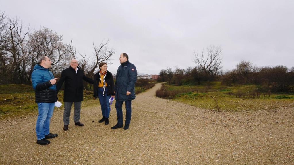 El alcalde de Valladolid, Jesús Julio Carnero, visitando la reserva biológica 'El Tomillo'