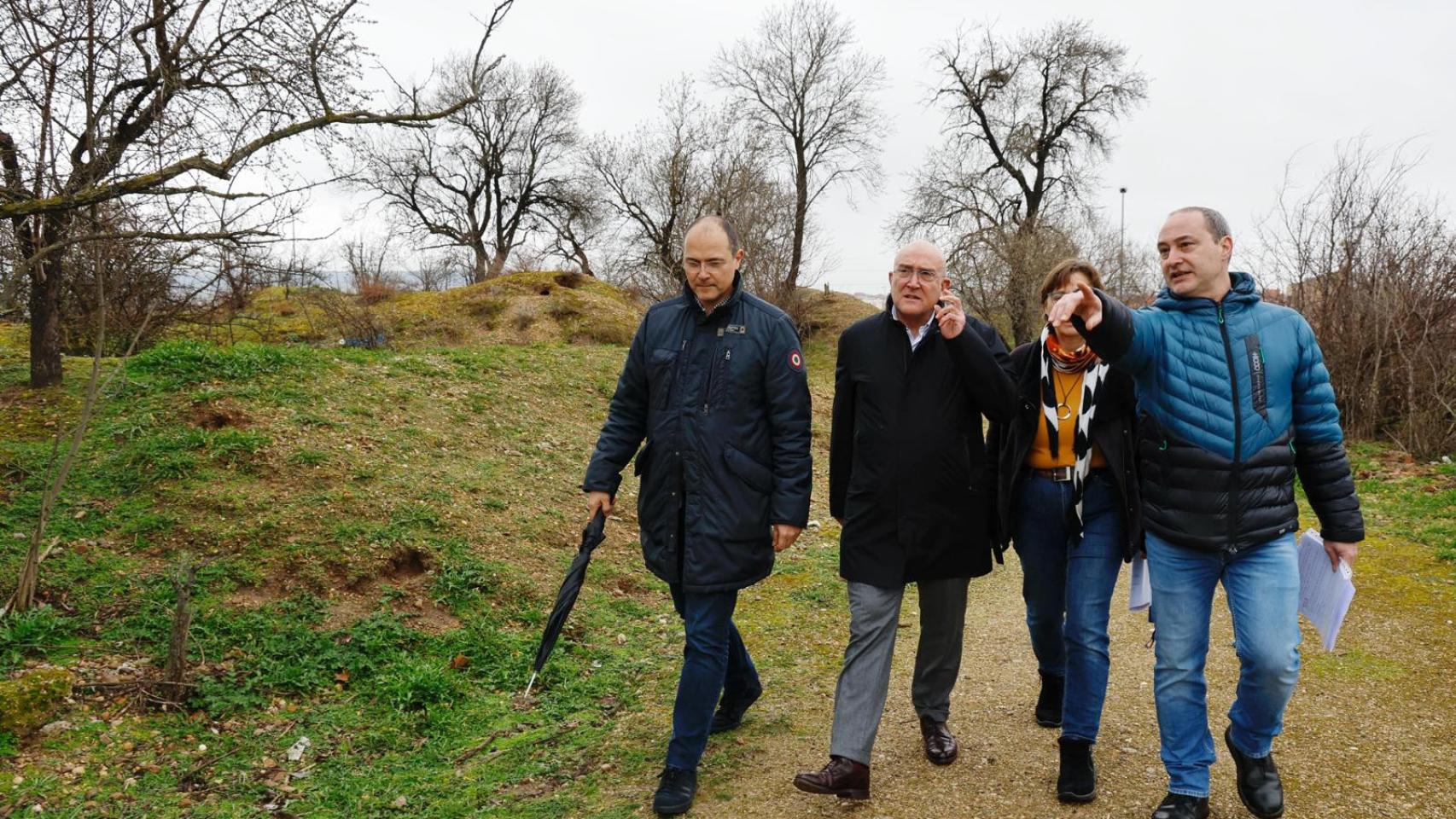 El alcalde de Valladolid, Jesús Julio Carnero, en la visita a la reserva biológica 'El Tomillo'