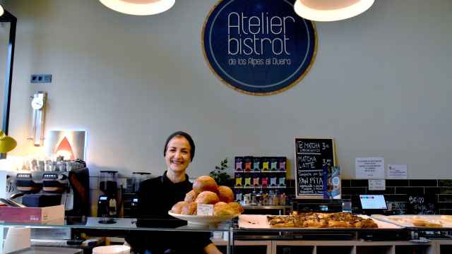 Valérie sonríe en el mostrador de su pastelería Atelier Bristrot