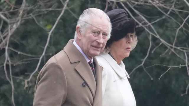 El rey Carlos III, fotografiado caminando con Camila por Sandringham, este mes de febrero.