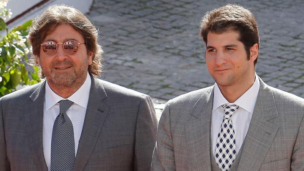 Julián Contreras junto a su padre en una imagen tomada hace unos años.