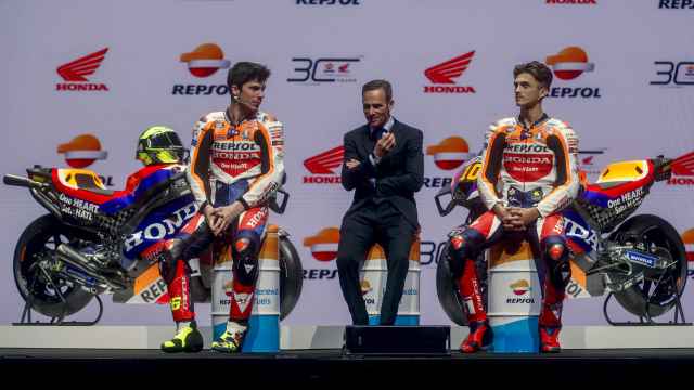 Joan Mir, Alberto Puig y Luca Marini, en la presentación del equipo Repsol Honda.