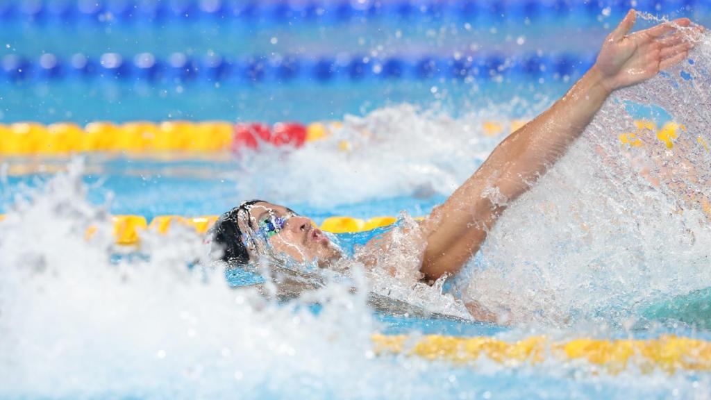Hugo González, durante la prueba de los 100 metros espalda en el Mundial de Doha.