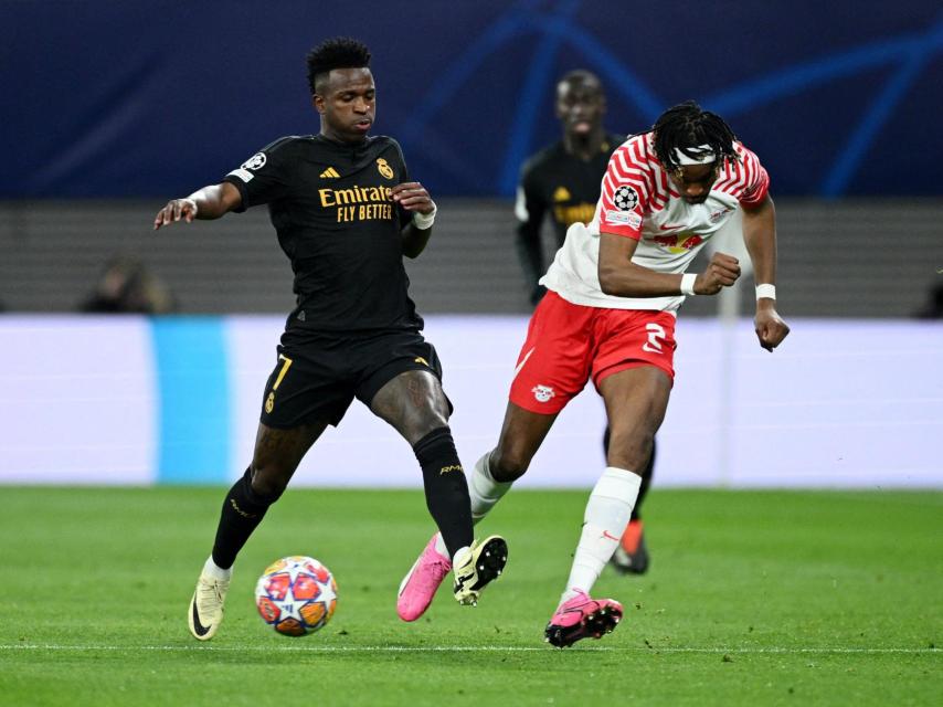 Vinicius pelea un balón con un jugador del Leipzig.