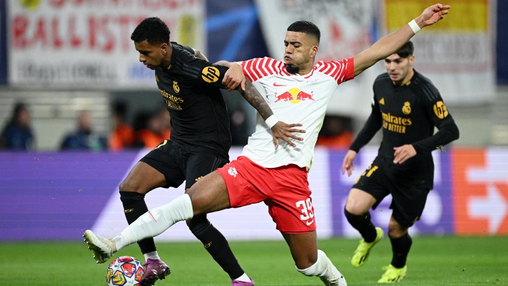 Rodrygo esquiva una entrada de Henrichs en el Leipzig - Real Madrid.