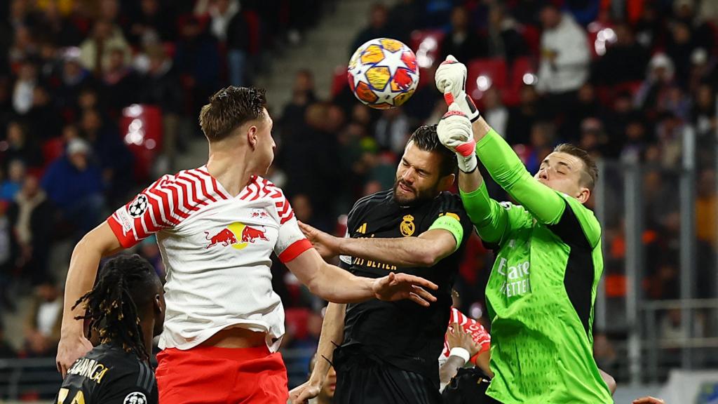 Lunin sale de puños en un balón aéreo en una ocasión del Leipzig.