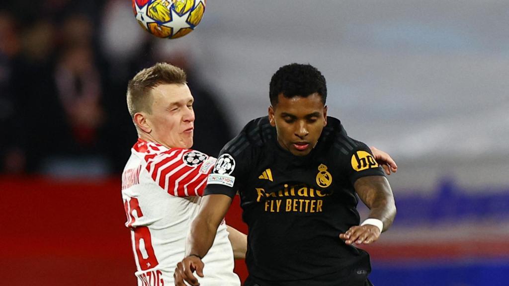 Rodrygo salta para despejar un balón frente al Leipzig.