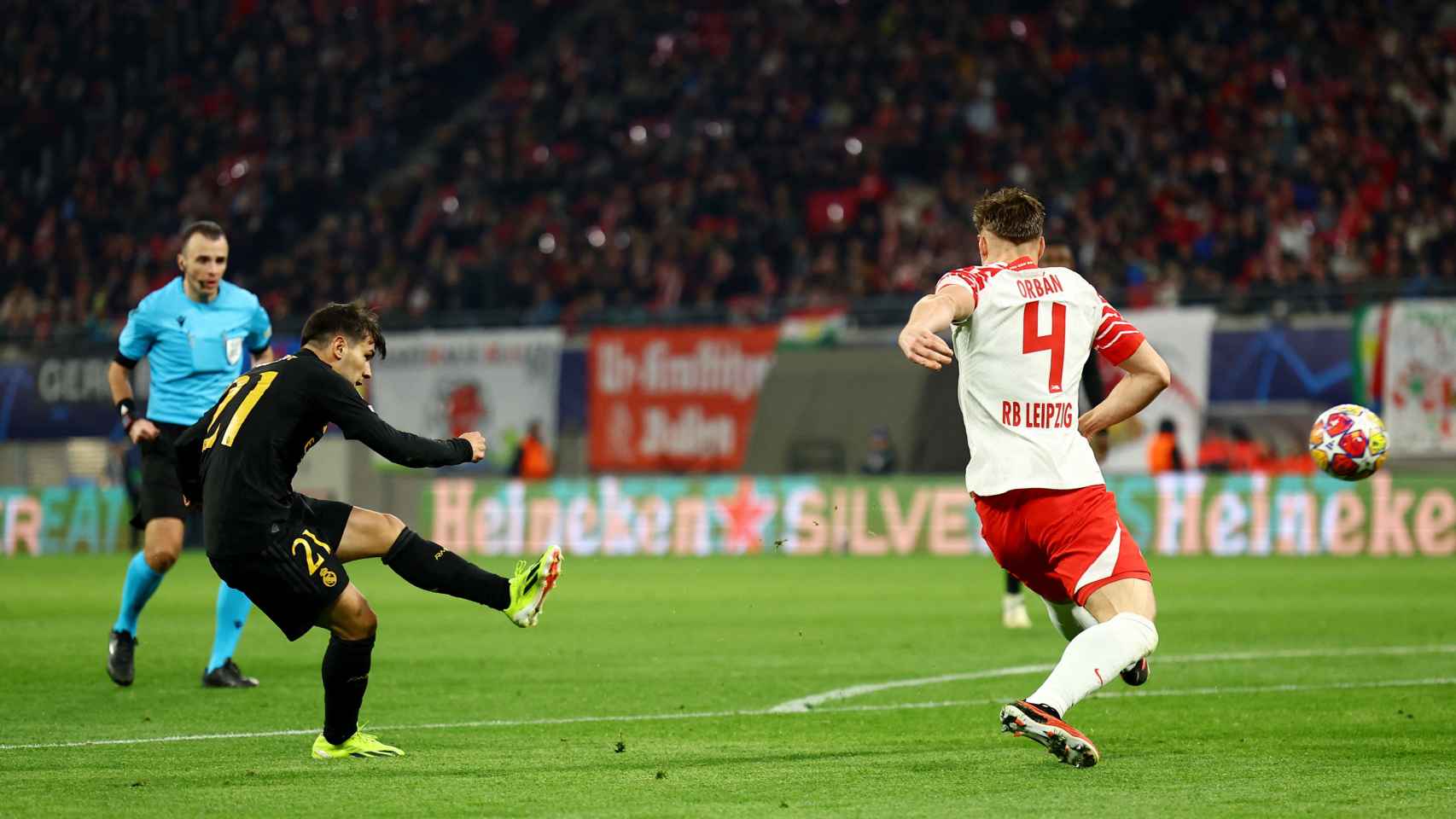 Disparo de Brahim para marcar el primer gol del partido frente al Leipzig.