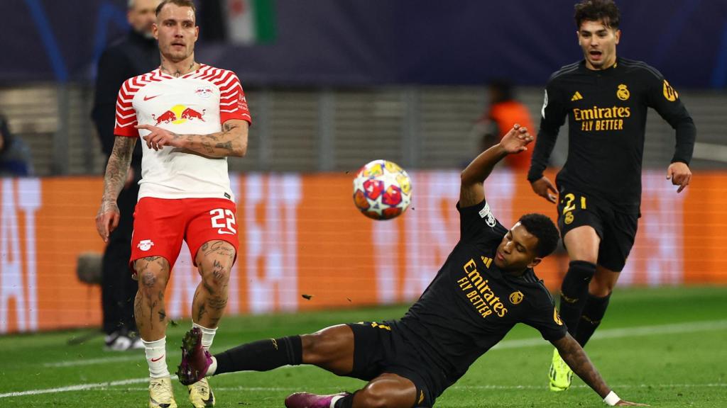 Rodrygo intenta cortar un pase de David Raum en la segunda parte.