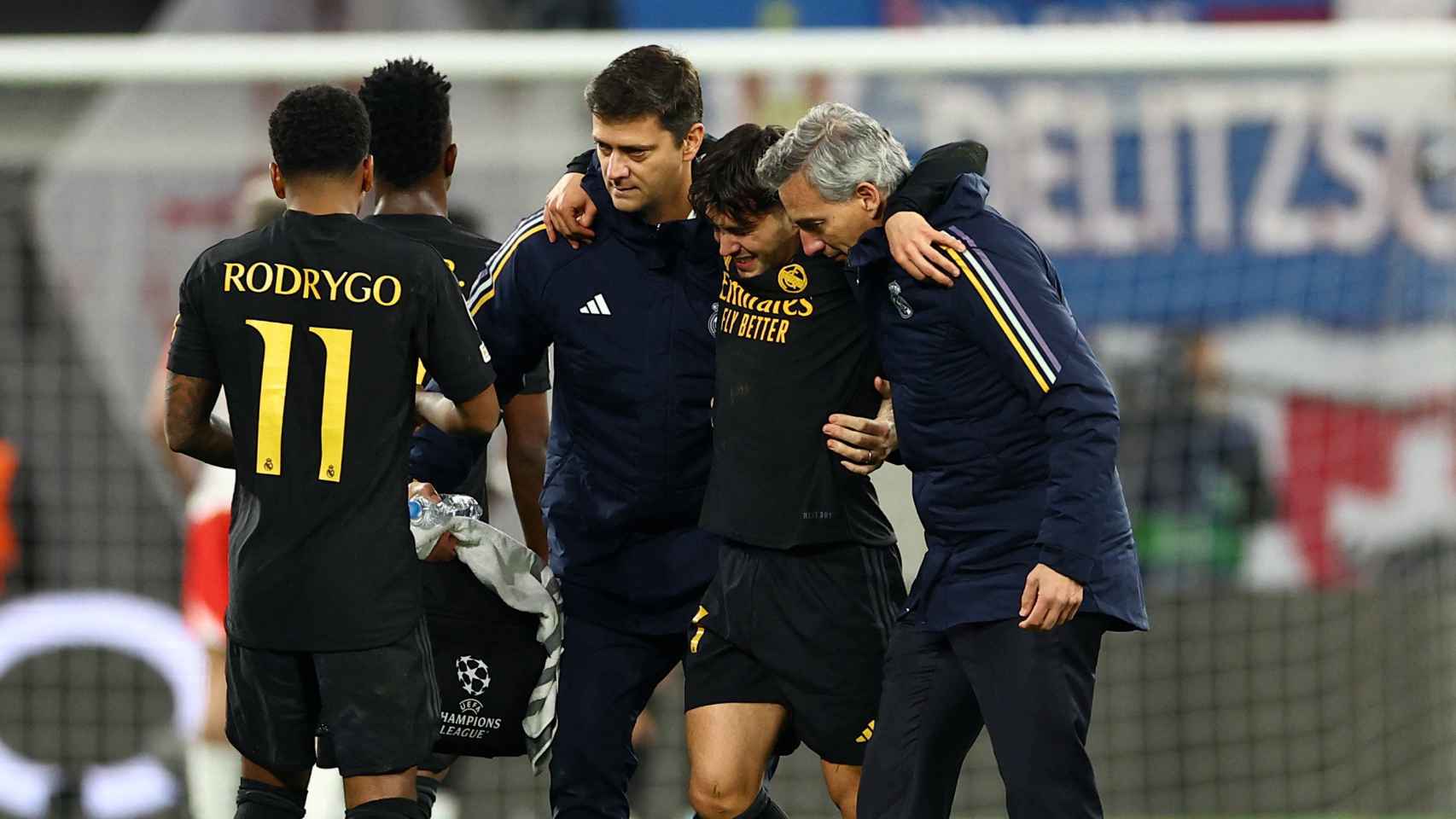 Brahim es atendido por los servicios médicos del Real Madrid tras lesionarse frente al Leipzig.