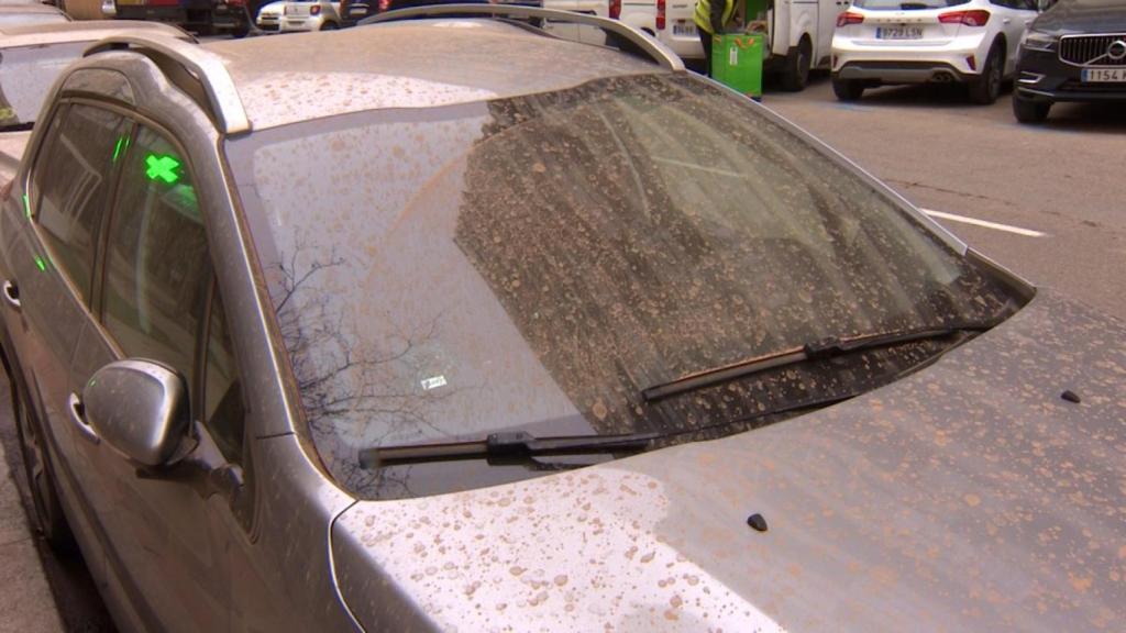 Imagen de archivo de un coche tras una lluvia de barro.