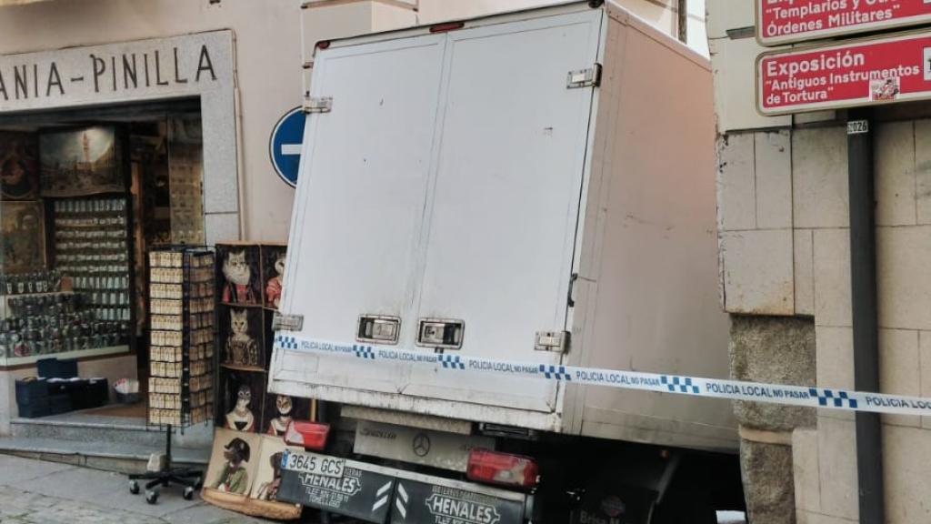 Camión atascado en la calle del Barco de Toledo.