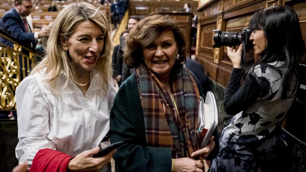 Carmen Calvo y Yolanda Díaz en enero de 2023 en el Congreso de los Diputados.