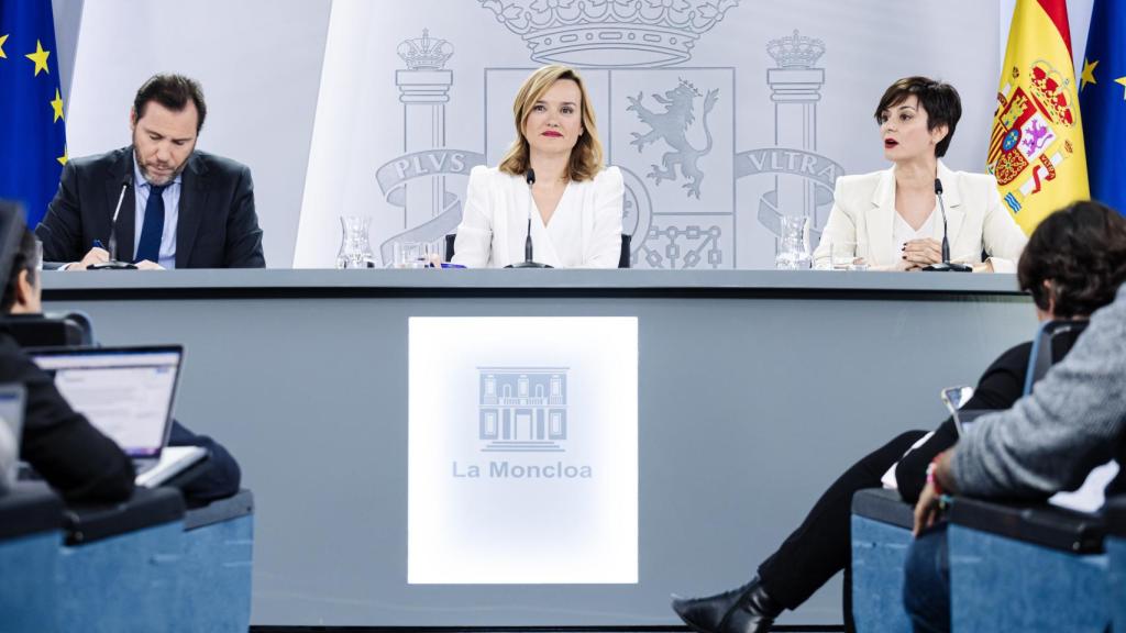 Los ministros Óscar Puente, Pilar Alegría e Isabel Rodríguez este martes tras el Consejo de Ministros.