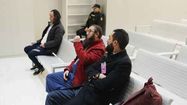 Mohamed El Gharbi, Karim Abdeselam Mohamed y Abdelah Abdeselam Ahmed se sientan en el banquillo de los acusados durante su juicio en la Audiencia Nacional.