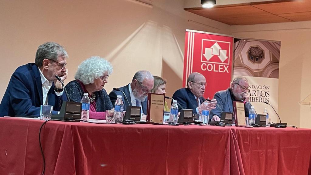 Juan Luis Cebrián, Teresa Freixes, Manuel Aragón, Elisa de la Nuez, Enrique Gimbernat y Fernando Savater, durante la presentación del libro 'La amnistía en España. Constitución y Estado de Derecho'./
