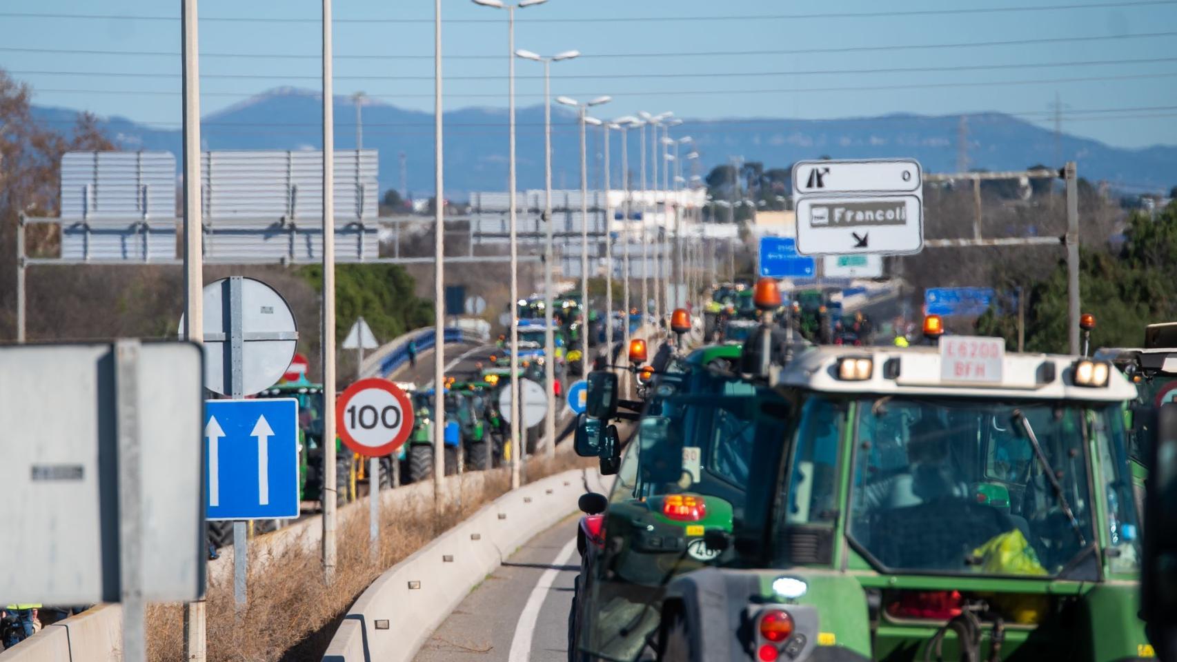 Una 'tractorada' dificultando la circulación por una autovía