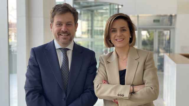 Pablo Rojo, director de Control de Gestión de Negocio de Asisa, y Elena Martín, directora de Estrategia y Transformación de Negocio de Asisa.
