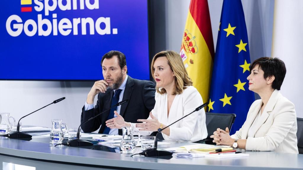 El ministro de Transportes y Movilidad Sostenible, Óscar Puente; la ministra Portavoz y ministra de Educación, Formación Profesional y Deporte, Pilar Alegría y la ministra de Vivienda y Agenda Urbana, Isabel Rodríguez, durante una rueda de prensa posterior a la reunión del Consejo de Ministros.