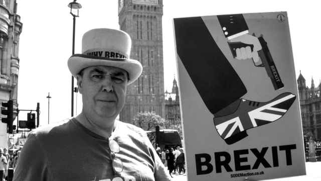 Un activista sujetando un cartel anti-Brexit