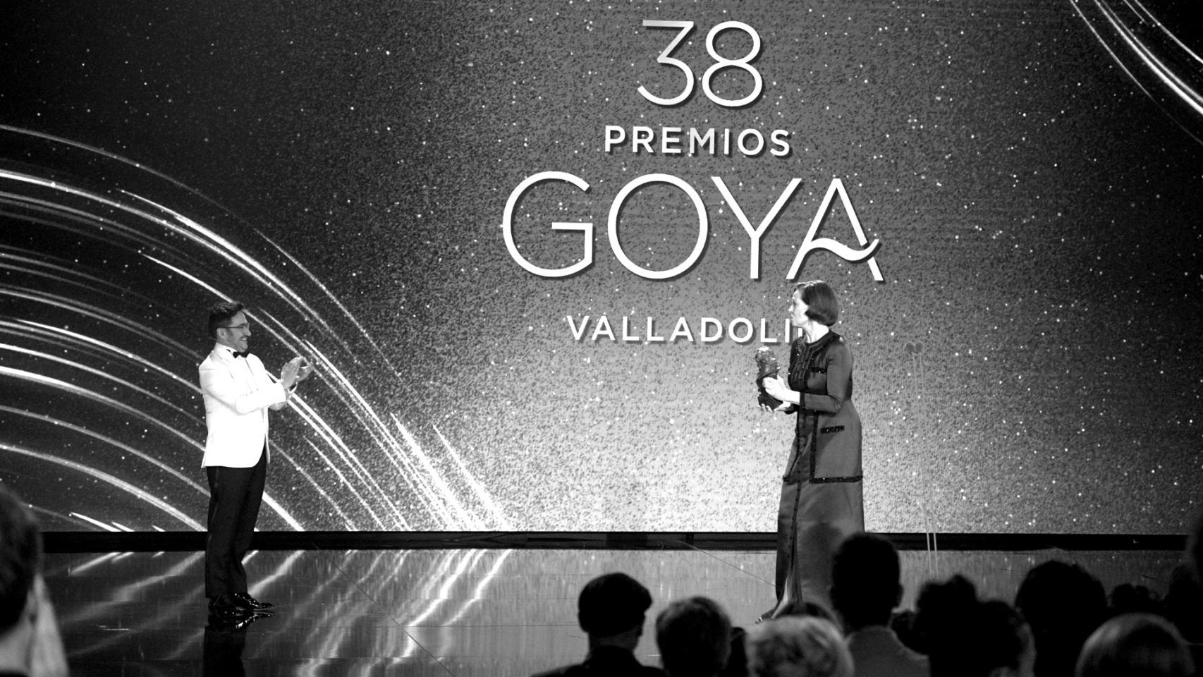 El cineasta Juan Antonio Bayona entrega a la actriz estadounidense Sigourney Weaver el Goya Internacional durante la gala de la 38 edición de los Premios Goya, en el Auditorio Feria de Valladolid, a 10 de febrero de 2024, en Valladolid, Castilla y León (España).