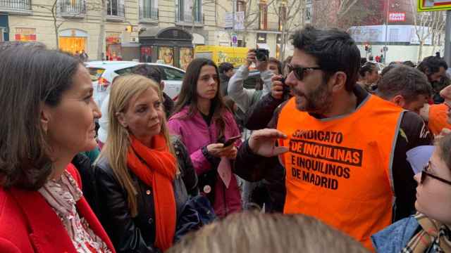 La portavoz del PSOE, Reyes Maroto, en el momento de la discusión con un miembro del Sindicato de Inquilinas de Madrid.