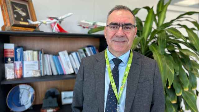 Pedro Bendala, director del aeropuerto de Málaga, en su despacho.
