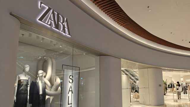 Imagen de la entrada de una tienda de Zara.