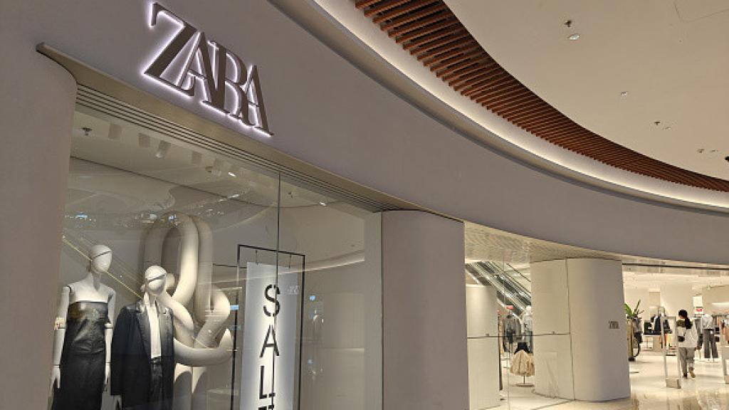 Imagen de la entrada de una tienda de Zara.