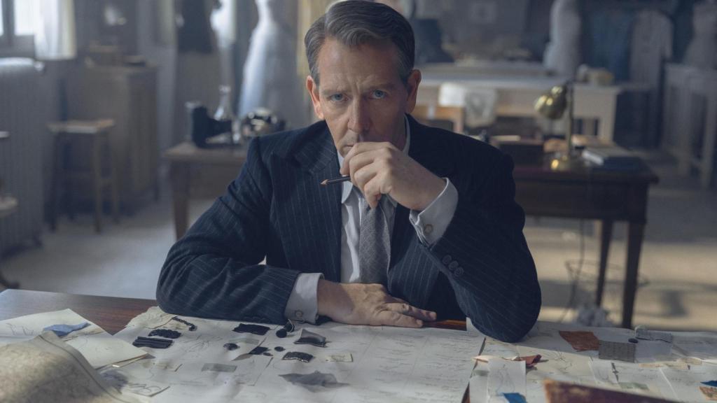 Ben Mendelsohn como Christian Dior.