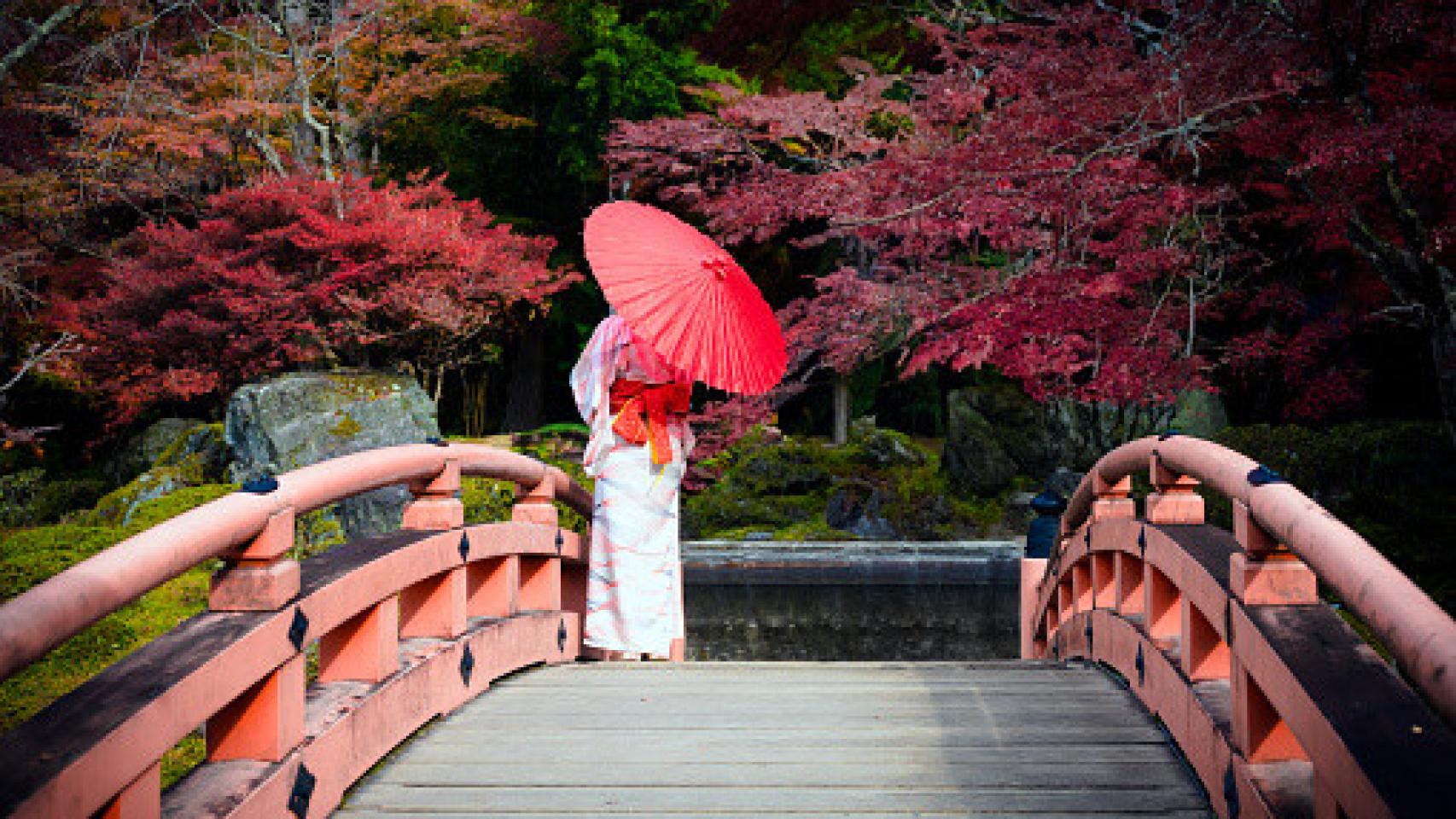 Una mujer japonesa paseando.