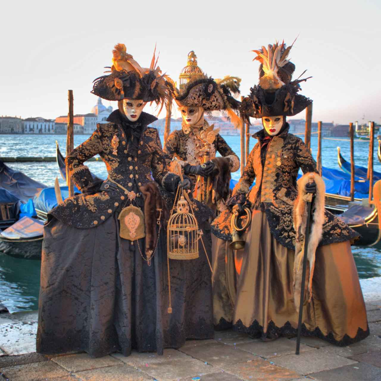 Tres personas disfrazadas en el Carnaval de Venecia.